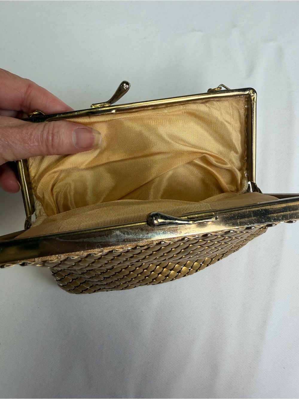Vintage Beauty - Gold Chainmail Tiny and Elegant Evening Bag - excellent vintage - Picture 10 of 16